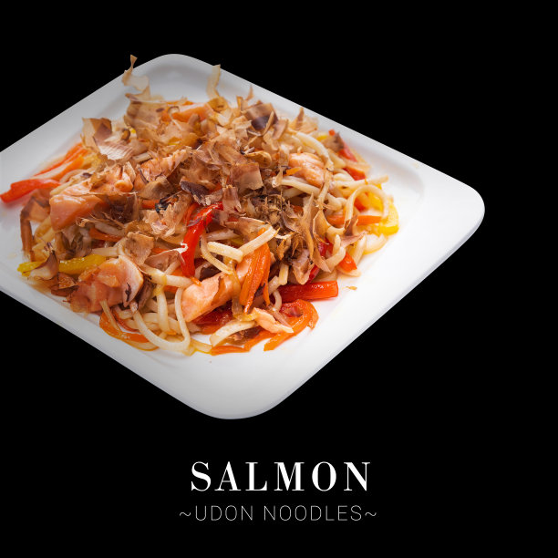 鲑鱼乌冬面孤立在黑色背景准备食品横幅与文字空间图片下载