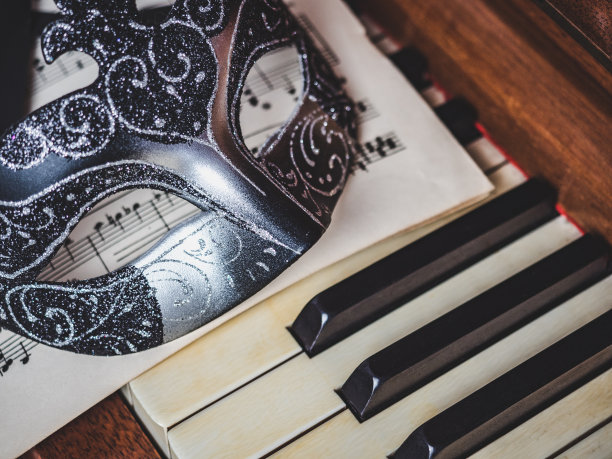 古董狂欢节面具。从上面看，特写图片下载