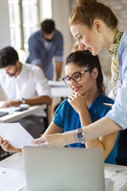 商业女性在公司办公室一起工作的肖像。金融架构师创业概念图片下载