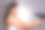 一个迷人的年轻女子独自站在工作室里，玩着吹风机图片下载