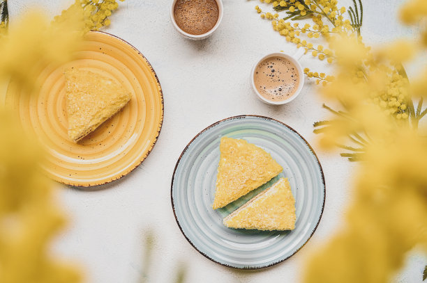 黄色的含羞草蛋糕。复活节早餐平躺着。蛋糕，一杯咖啡图片下载