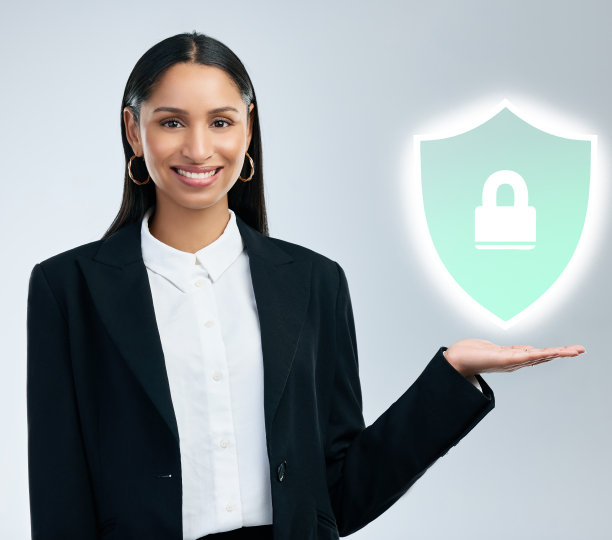 一个自信的年轻女商人指着灰色的工作室背景图片下载