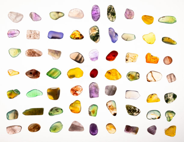 白色背景上的小抛光半宝石透明宝石的组合图片下载