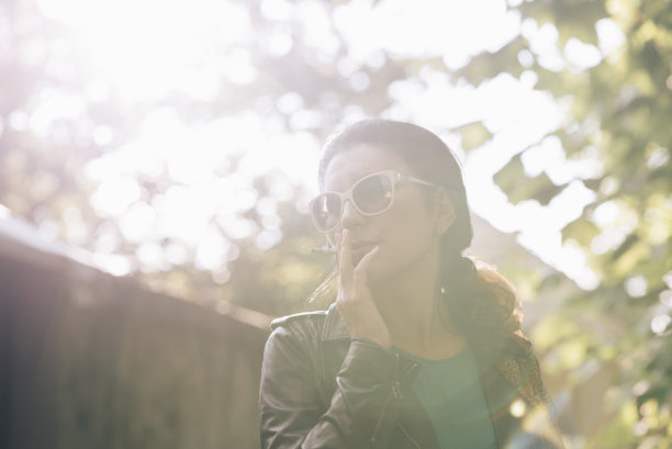 女人吸烟香烟图片下载