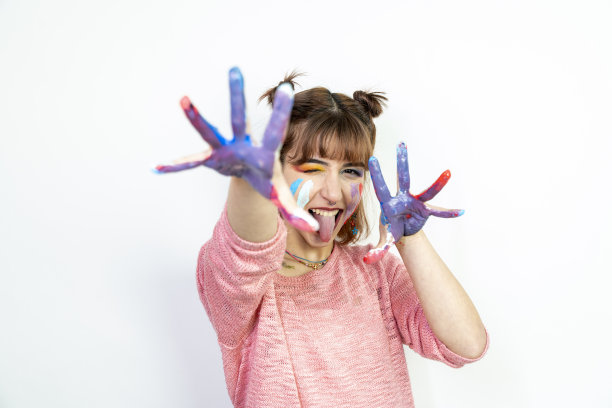 快乐的女人用彩色颜料画出双手图片下载
