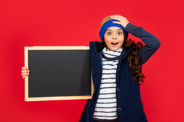 惊讶的孩子回到学校。声明和广告。冬季销售。震惊的孩子图片下载