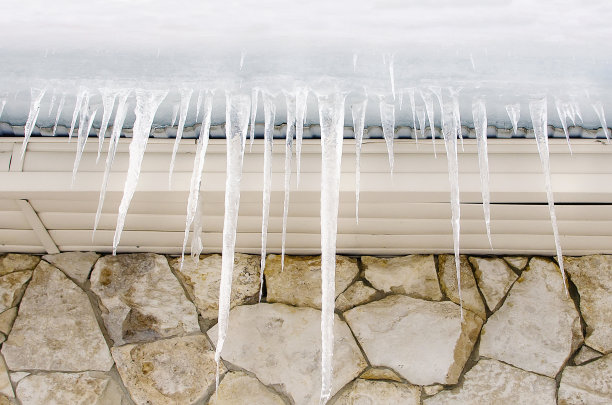 冬天挂在屋顶上的冰柱。特写镜头。图片下载