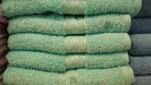 商场里大量图案的毛巾图片下载