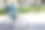 一个穿着休闲的秃头年轻人在城市里骑着自行车图片下载