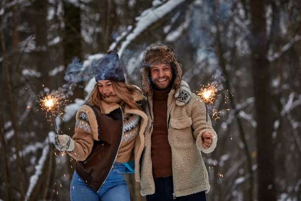 有选择性的重点。冰天雪地里的情侣爱情故事。夫妇在冬季的自然。夫妇庆祝。情人节图片下载