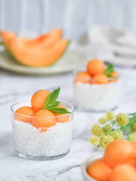 一杯冰鲜椰奶里的甜木薯珍珠图片下载