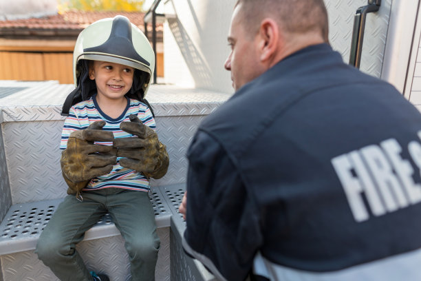 消防队员与小男孩交谈图片下载