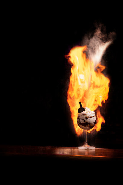 火焰般的甜巧克力鸡尾酒，带有烟熏味，并点缀着饼干图片下载