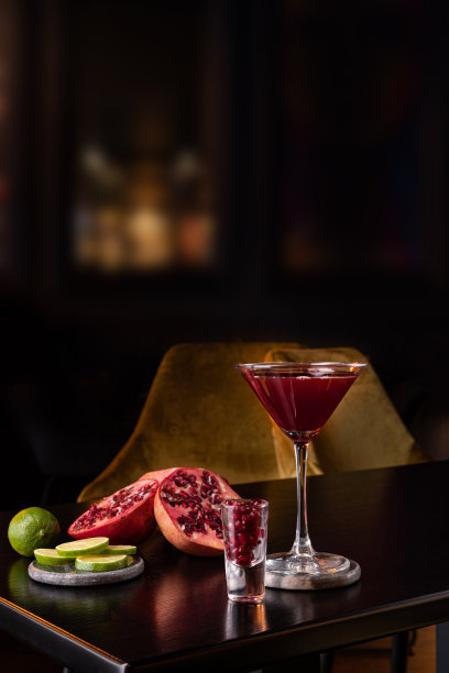 石榴马提尼在夜总会酒吧装饰水果图片下载