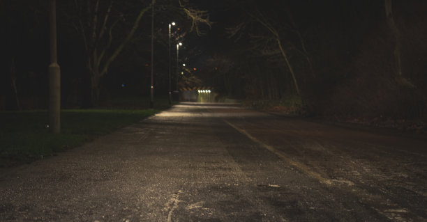 2022年1月，英国，寒冷的夜晚，铁路桥下的自行车和步行道。图片下载