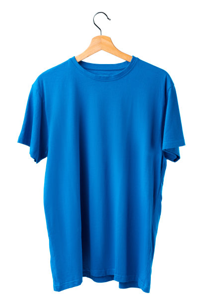 衣服挂在白色背景的衣架上。图片下载