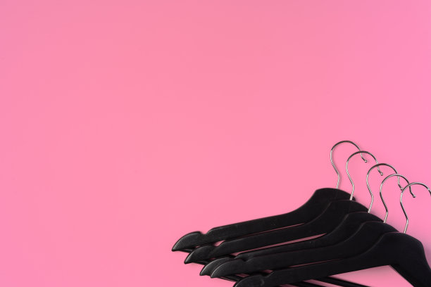 平躺组成与空衣架在粉红色的背景图片下载