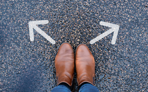 站在一个路口，选择一个方向，新的机会，决策的概念，遵循一条道路图片下载