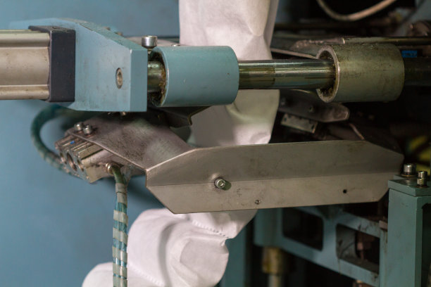 生产床垫用独立弹簧。独立弹簧块，用纺纱粘合。弹簧的粘合层。家具制造。产业经营理念。图片下载