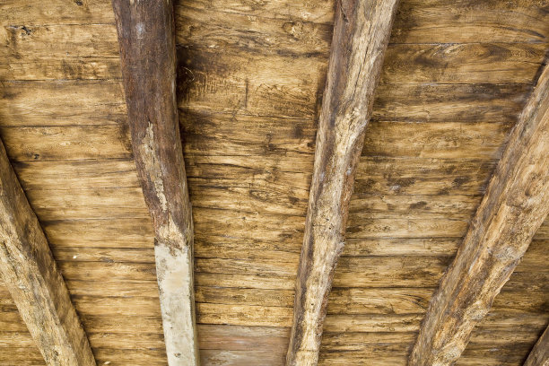 带有原始木梁和木板的旧木天花板图片下载