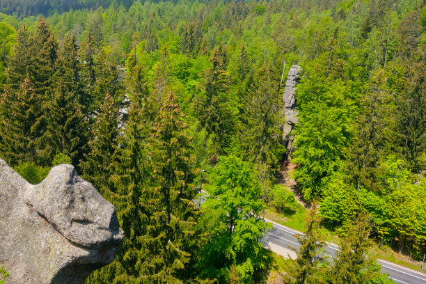 从山区的绿色森林和岩石的高度俯瞰。图片下载