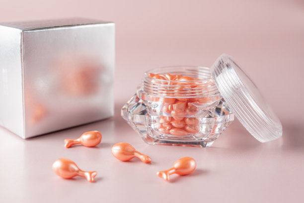 提供单剂量美容产品的皮肤护理胶囊。日常面部护理，保持肌肤健康年轻。模型为设计师图片下载