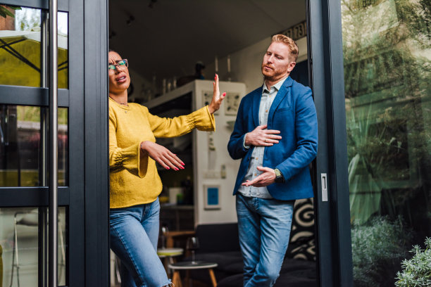 男朋友和女朋友在家里吵架。男人和女人正在打架、误解或争吵。夫妻关系出现问题。婚姻或关系中的金钱问题。图片下载