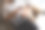一个男人在桌子旁用笔记本电脑工作。在家远程工作。在办公室工作的商人。商业背景。家庭办公室图片下载