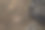 棕色的木桌上放着旧打字机和钢笔。图片下载