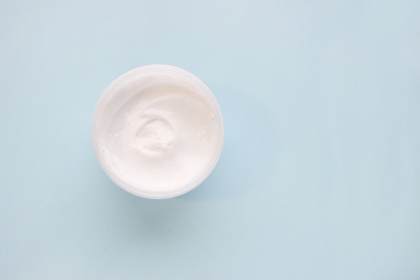 空白色塑料管压缩瓶蓝色背景。包装乳霜，乳液，凝胶，面部泡沫或皮肤护理。化妆品美容产品的品牌推广。副本的空间。图片下载