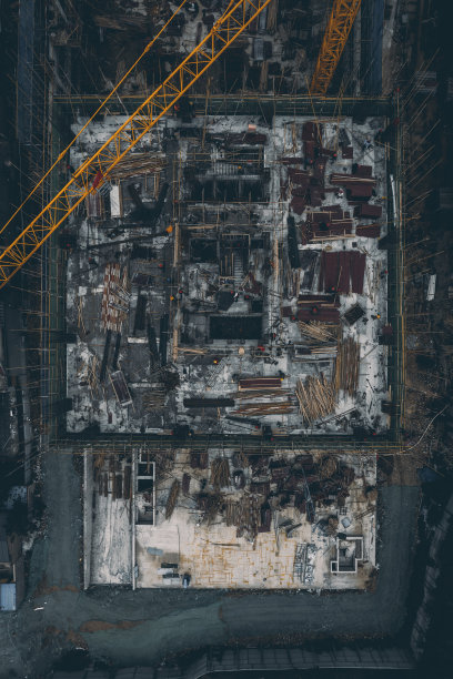 在建筑工地工作的工人的无人机视角图片下载