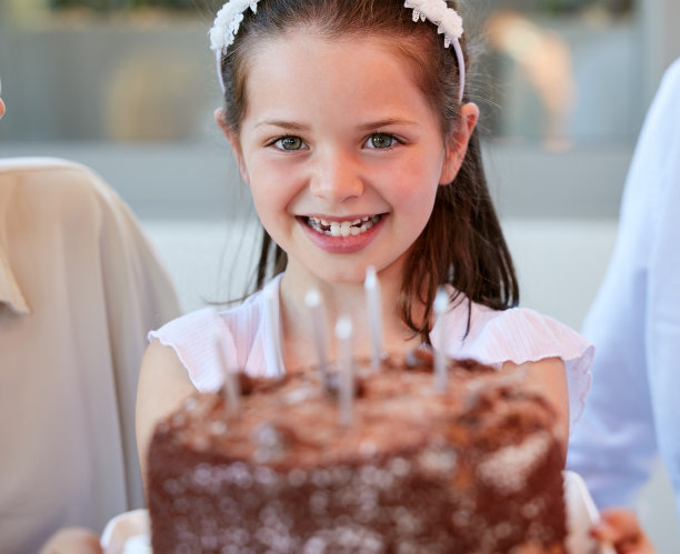一张小女孩在家庆祝生日的照片图片下载