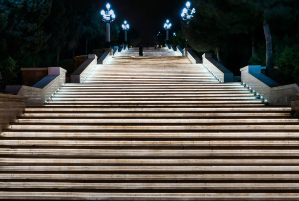 通往阿塞拜疆巴库高地公园的楼梯图片下载