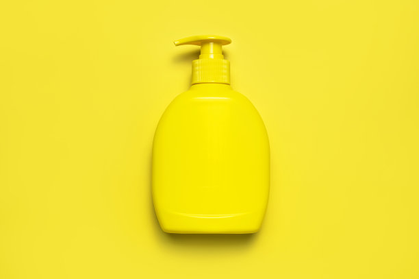 黄色塑料化妆品瓶容器与配药在黄色背景平躺俯视图清洁容器没有标签的肥皂凝胶，奶油，洗液，洗发水，沐浴泡沫。美容，水疗，品牌模型图片下载