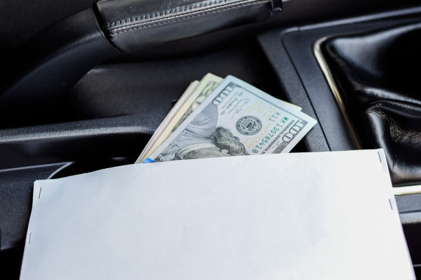 车里有一叠美元。图片下载