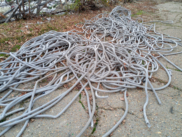 布线用的波纹管堆在地上。图片下载