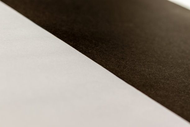 由对角线边界分隔的白色和黑色区域图片下载