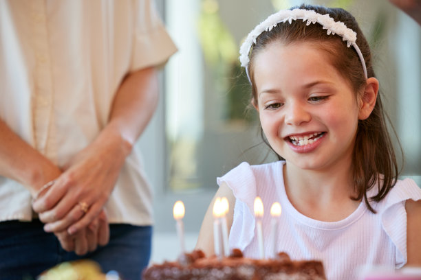 一张小女孩在家庆祝生日的照片图片下载
