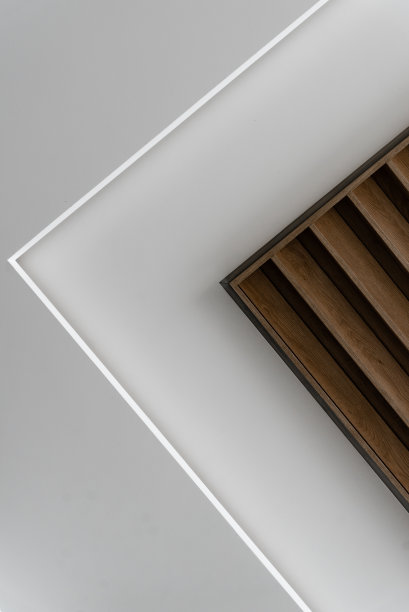 木质镶板的创意天花板，现代的木质吊顶，天花板上的黑色阁楼灯，节能灯泡图片下载