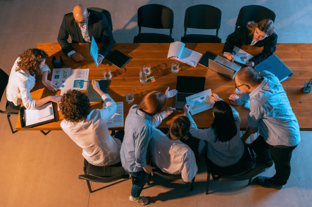 年轻，积极的男男女女，与同事交谈，工作的商人，办公室里的同事，室内。创业、金融、科技、创新理念。图片下载