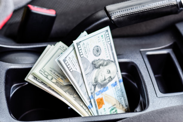 车里有一叠美元。图片下载