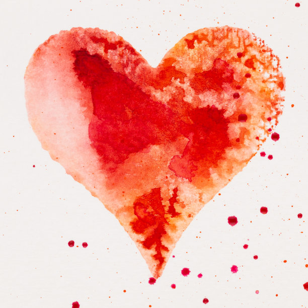 水彩画上粉红色的心，在白色的水彩纸上。图片下载