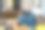 父亲带着孩子在家用笔记本电脑远程工作。图片下载