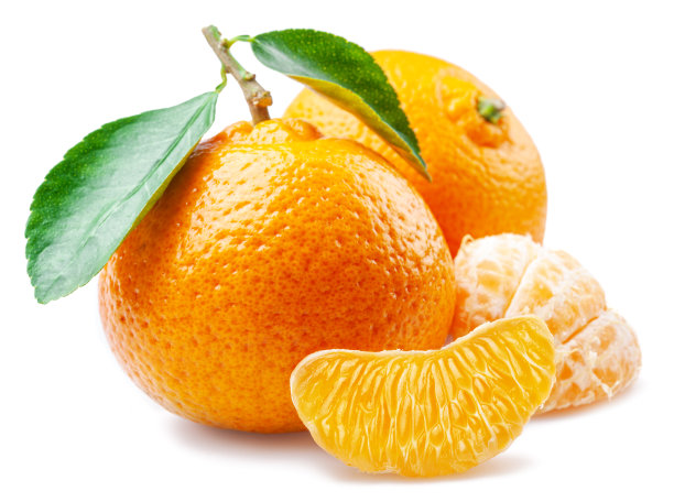 桔黄色的水果和切片孤立在白色背景上。图片下载
