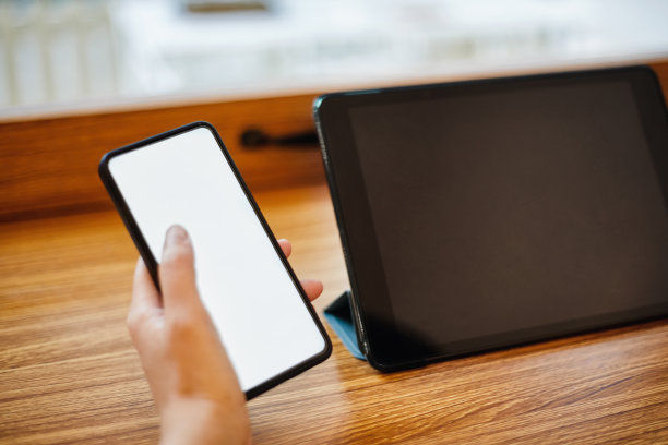 近距离使用手机在桌子上的手图片下载