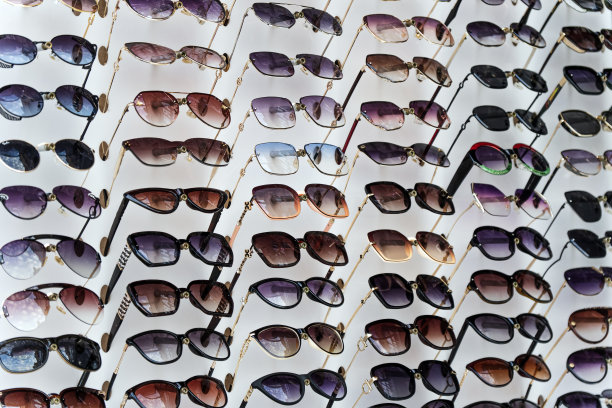 太阳镜店，提供各种款式的眼镜，保护眼睛免受紫外线伤害图片下载