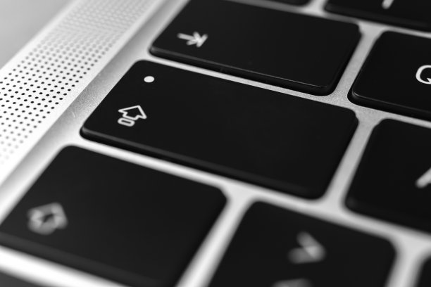 键盘上的盖帽键和按钮。大写锁定标志特写。现代笔记本电脑，通讯概念照片图片下载