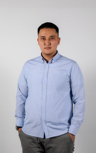 一个微笑的年轻亚洲男子在白色背景的口袋里的肖像图片下载