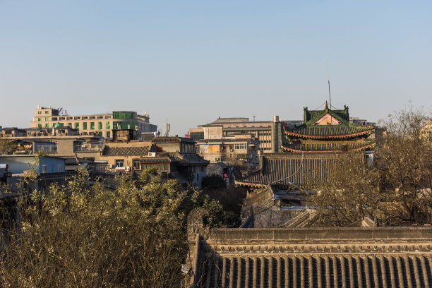 中国古都西安的城墙上有一座令人惊叹的寺庙图片下载