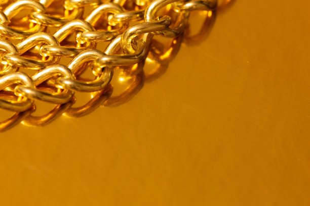 金链。黄色铁链的细节。金属链链上的金背景。装饰珠宝。奢华设计的璀璨珠宝。广告、传单的微距照片。文本的复制空间。С失去图片下载